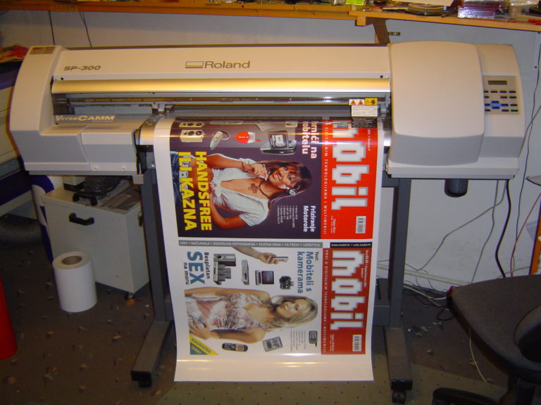 Printer za tisak i izrezivanje s otisnutim plakatom