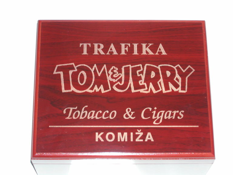 Gravirana crvena natpisna ploča s logotipom trafike