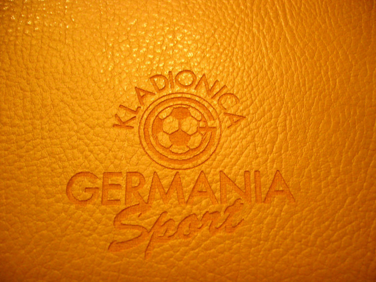 Lasersko graviranje logotipa na koži