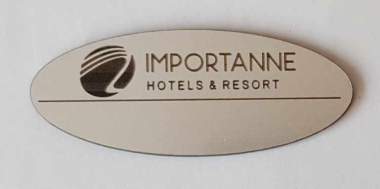 Gravirane ID pločice za osoblje s logotipom hotela