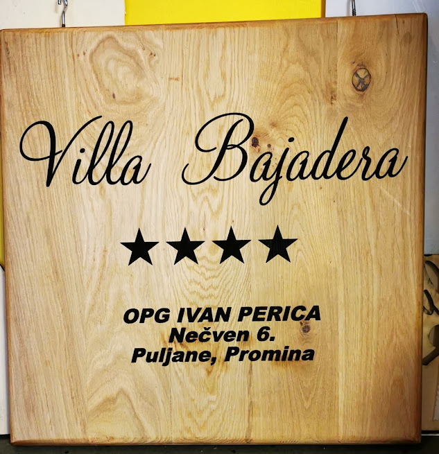 Gravirana drvena ploča s natpisom Villa Bajadera